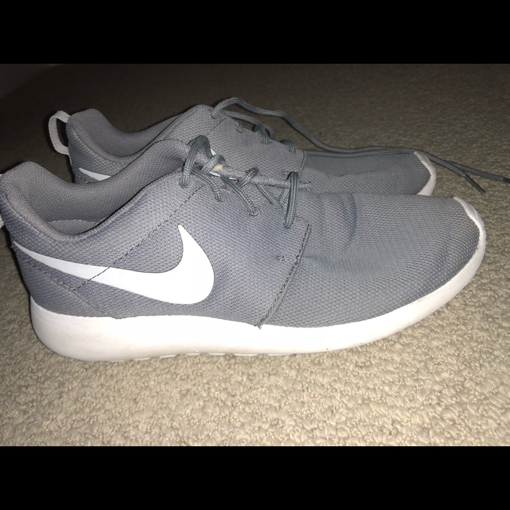 Women’s Nike roches!